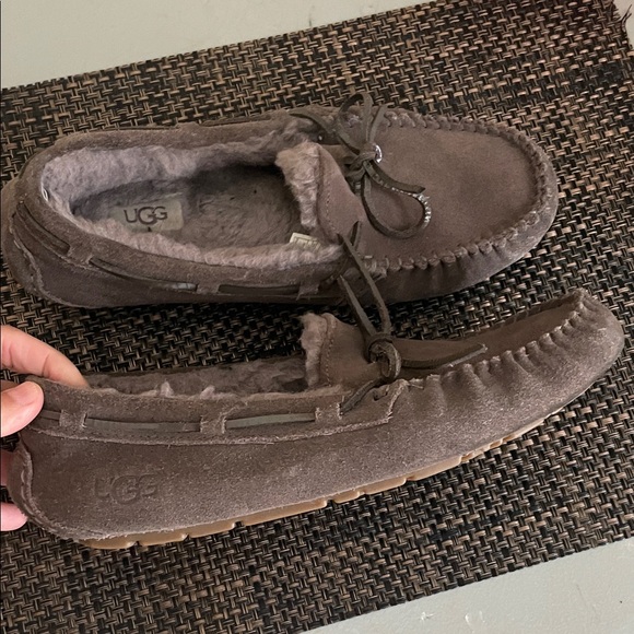 WOMEN'S UGG DAKOTA – COZY SUEDE MOCCASIN WITH WOOL LINING - Picture 3 of 6